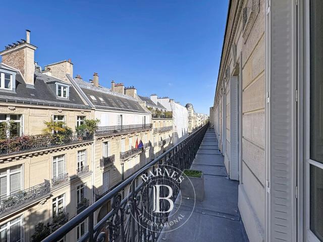Paris 8ème, Appartement 3 Chambres 238 m² en location