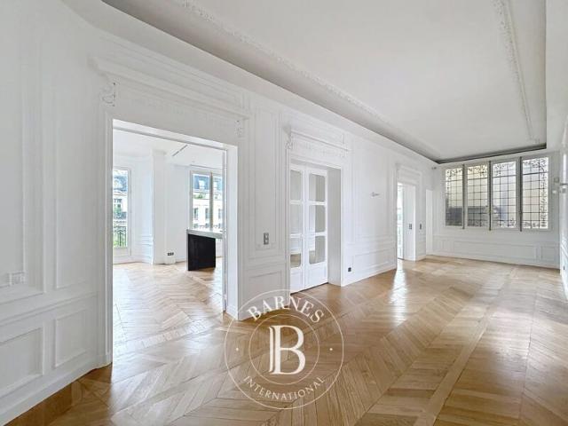 Paris 8ème, Appartement 6 Chambres 338 m² en location