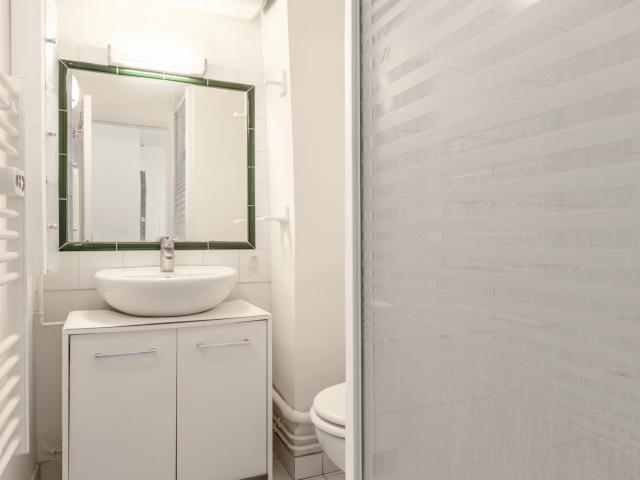 Paris 17e COURCELLES / MONCEAU Studio 16,10m² Carrez / 18,02 au sol Débarras 3,36m² Carrez / 6,47m² au sol