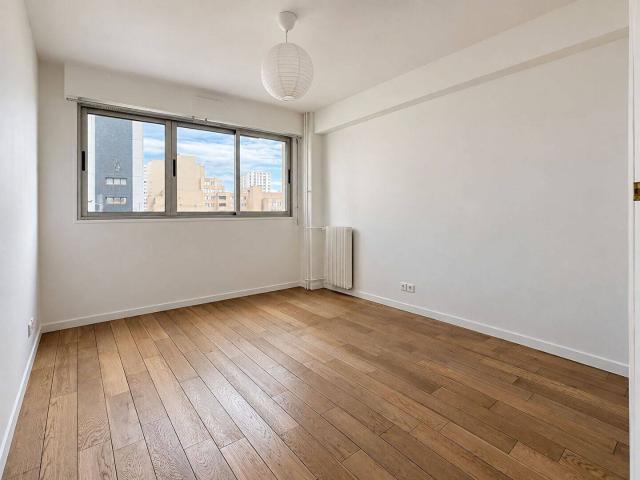 PARIS 15 Appartement 2 pièces vide