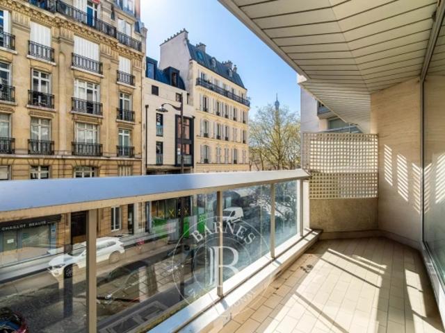 Paris 16 Chaillot Appartement 2 chambres Balcons Vue Tour Eiffel