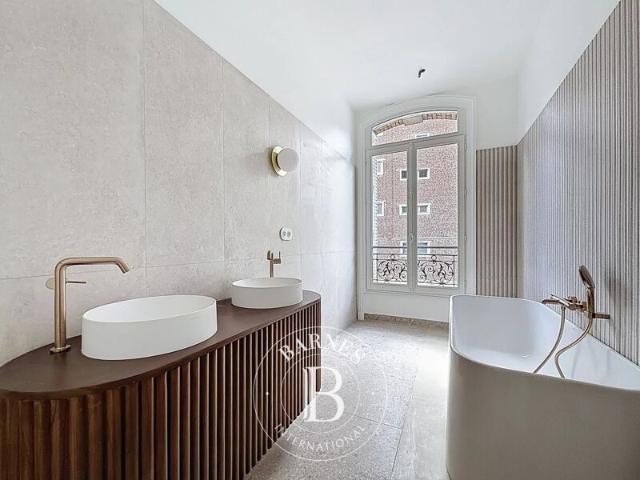Paris 16ème, Appartement 5 Chambres 298 m² en location