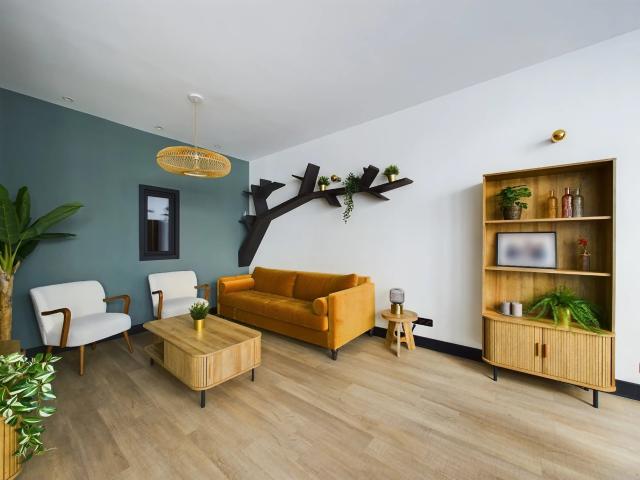 PARIS 18ᵉ – APPARTEMENT 4 PIÈCES MEUBLÉ – REZ DE CHAUSSÉE SUR COUR