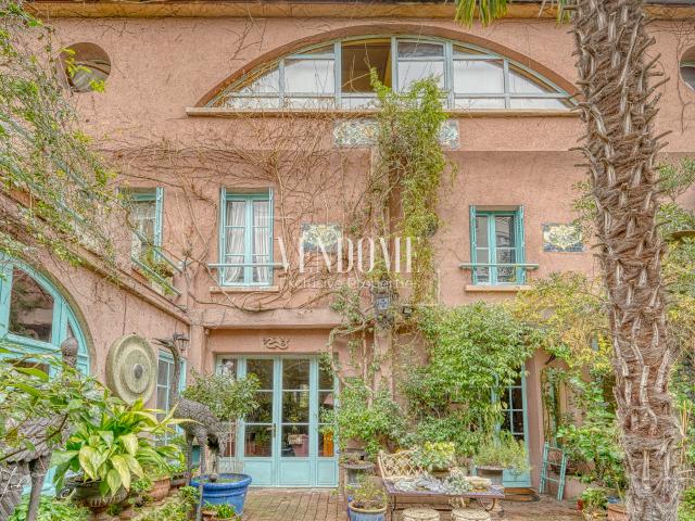 Paris 18 / Grandes Carrières: maison de charme, 240m2, 5 chambres, belle cour arborée et 2 terrasses