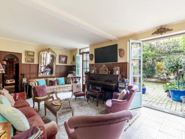 Paris 18e – GRANDES CARRIÈRES – Maison d’exception – 7 pièces – 184,22m² – Terrasse arborée de 80m² – Calme absolu