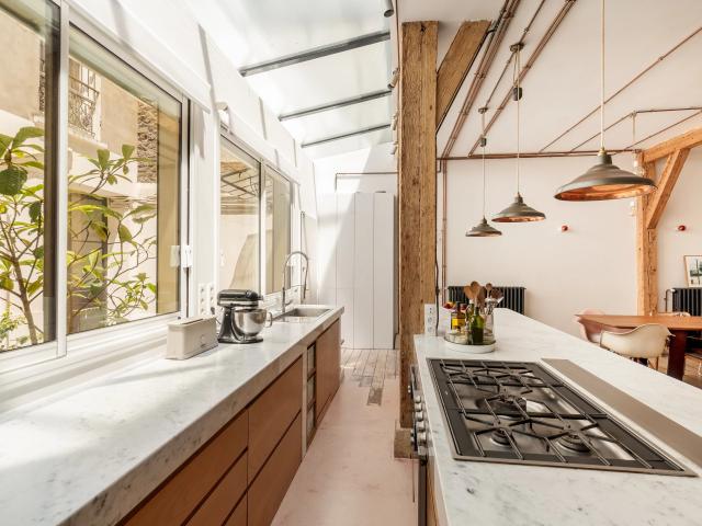 Paris 19e BUTTES BERGEYRE / BELLEVILLE Maison/loft 145,60m² Carrez 166,30m² au sol 3 chambres Volumes