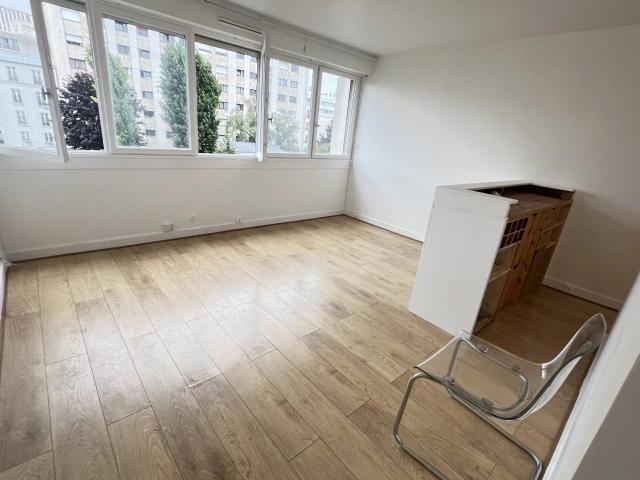 PARIS 19E BUTTES CHAUMONT STUDIO MEUBLE AVEC PARKING