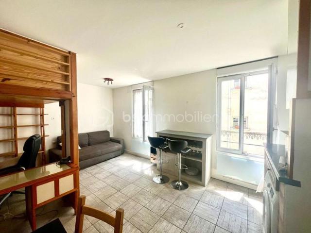 PARIS 20e A LOUER – Rue de la Réunion – Grand studio meublé avec coin nuit en mezzanine