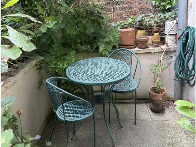 Paris 20e Studio Avec Terrasse Sans Vis à vis Et Potentiel D'aménagement En Deux pièces