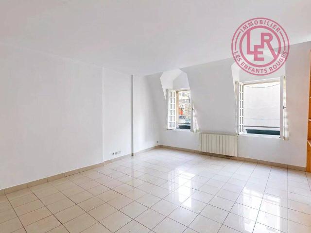 Paris 3ème Studio au 4ème étage avec ascenseur