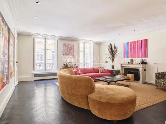 Paris Viiiᵉ – Élégant appartement familial sur une adresse d. 159m² Paris 8ème