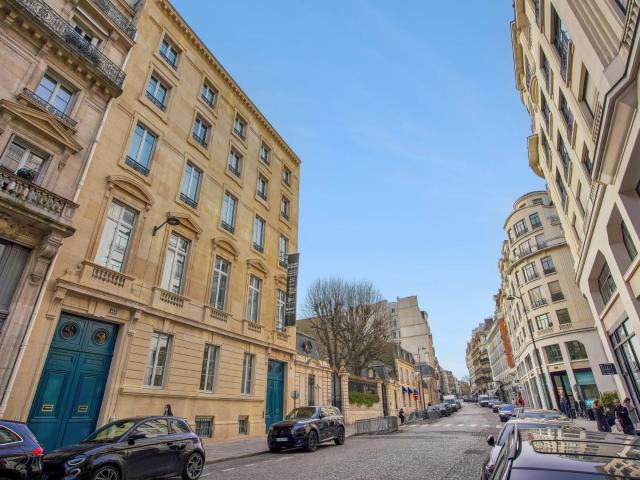 Paris Viii Faubourg Saint Honoré: appartement en dernier ét. 179m² Paris 8ème