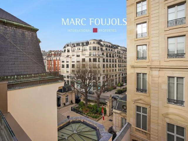 Paris Viii Faubourg Saint Honoré: appartement en dernier ét. 179m² Paris 8ème