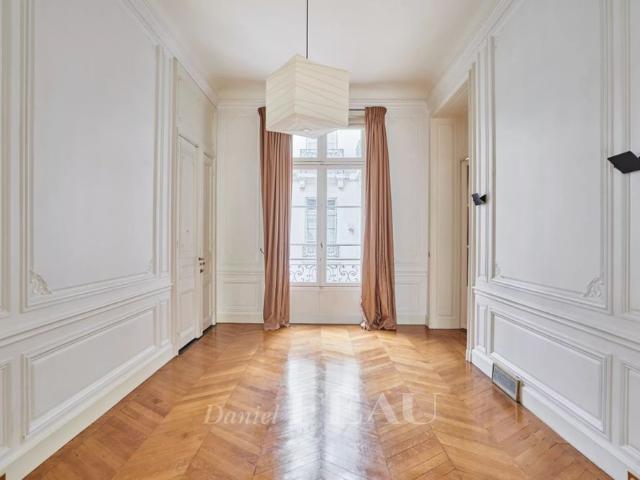Paris VIIIe Avenue Montaigne