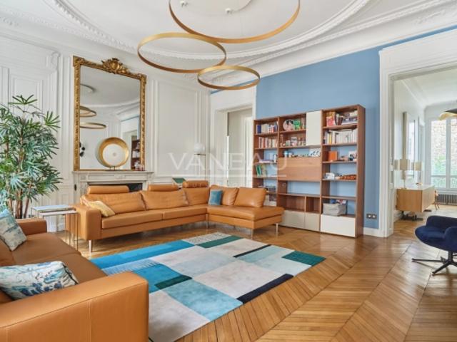 Paris VIIIe Entre le parc Monceau et les Champs Elysées Appartement rénové et climatisé