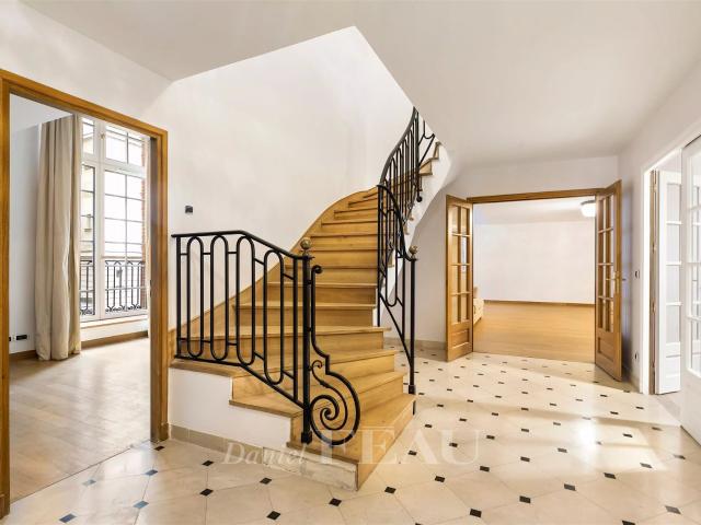 Paris VIIIe Faubourg Saint Honoré/Bristol Duplex sur jar. 229m² Paris 8ème