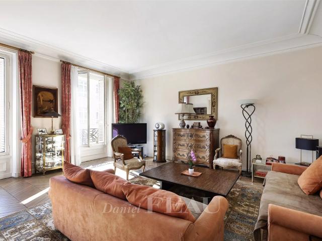 Paris VIIIe – Saint Augustin 3e étage Appartement famili. 215m² Paris 8ème