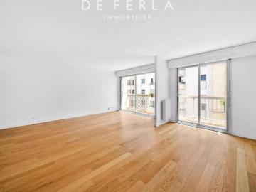 Paris XV? – Appartement familial traversant avec doubles balcons et parking