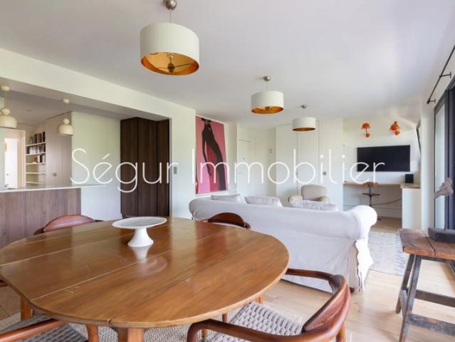 Paris XVe: Appartement 83m2 avec 2 balcons et un parking