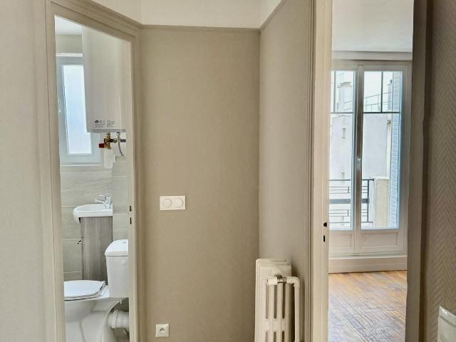 Paris XVème, métro Dupleix, Beau Studio en dernier étage rénové: PARIS 15ème 75015 17.49 m² | GTF Location