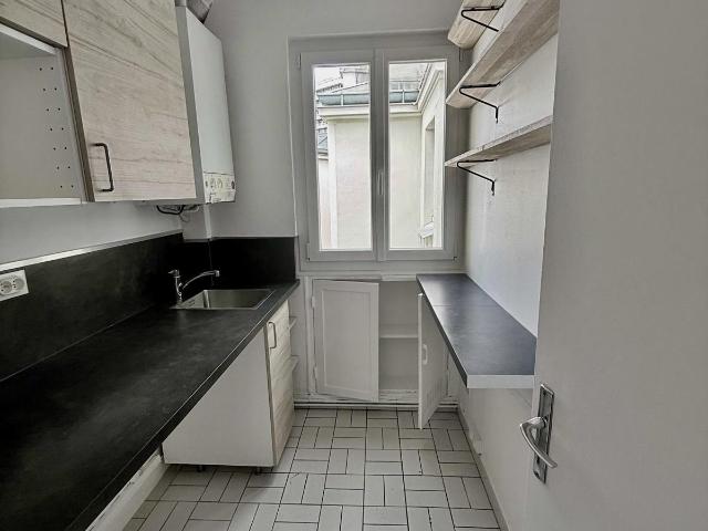 Paris XVème métro Lourmel, 2 pièces entièrement rénové en dernier étage: PARIS 15ème 75015 45.12 m² | GTF Location