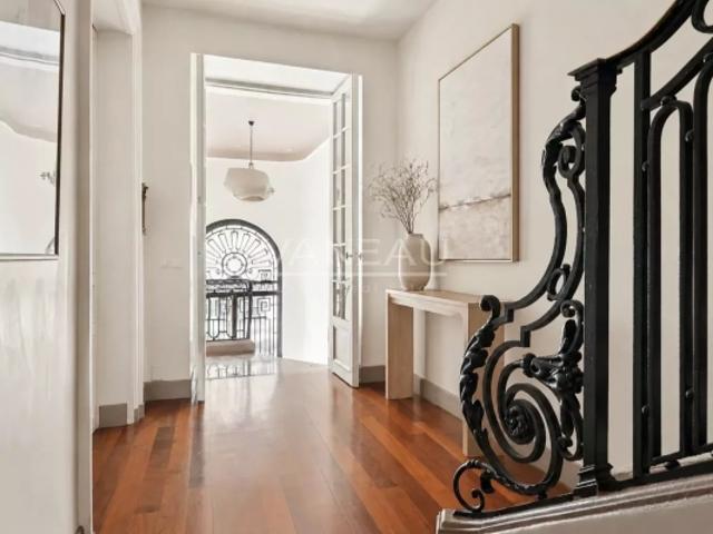 Paris XVIe Square Lamartine Hôtel particulier de réception et familial rare à la vente