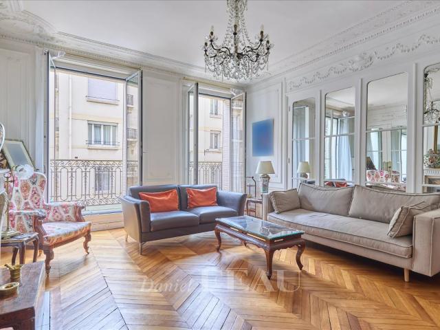 Paris XVIème Passy, Bel ancien, balcon, 4 chambres 180m² Paris 16ème