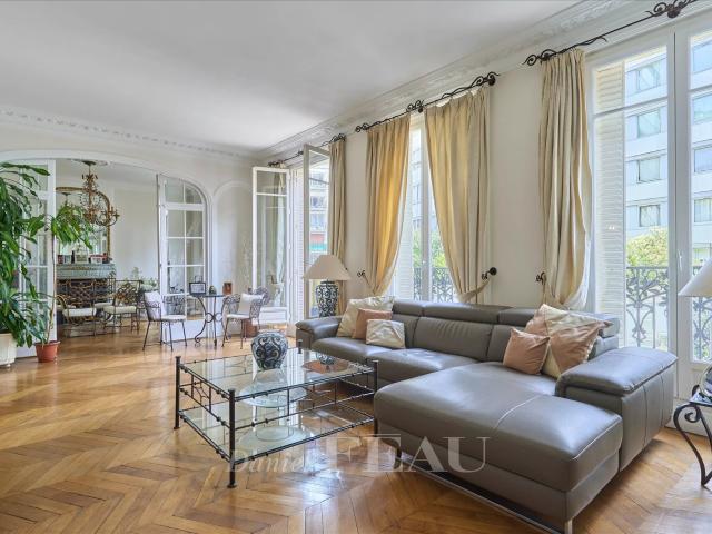Paris XVIème Passy, bel ancien, balcon, trois chambres 147m² Paris 16ème