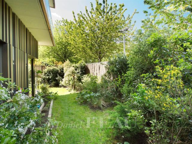 Paris XVIIe Batignolles / Lemercier Jardin de 125 m² à l. 140m² Paris 17ème
