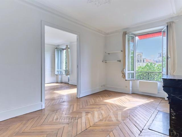 Paris XVIIe Place Tristan Bernard / Eglise Saint Ferdinand. 70m² Paris 17ème