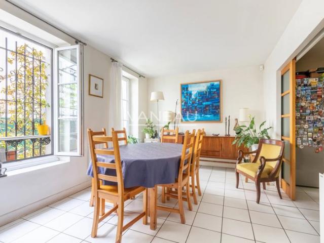 Paris XVIIIe Maison de ville familiale avec cour arborée à l'avant plein sud