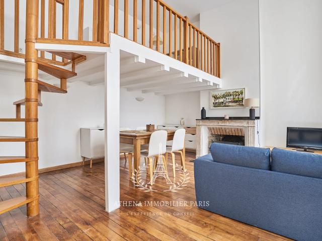 PARIS IV– ÎLE SAINT LOUIS — DUPLEX DE CHARME