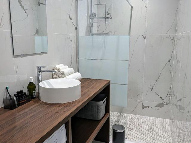 Paris: Large newly renovated 1 bedroom apartment, 45m², Paris Amsterdam Apartments for Rent