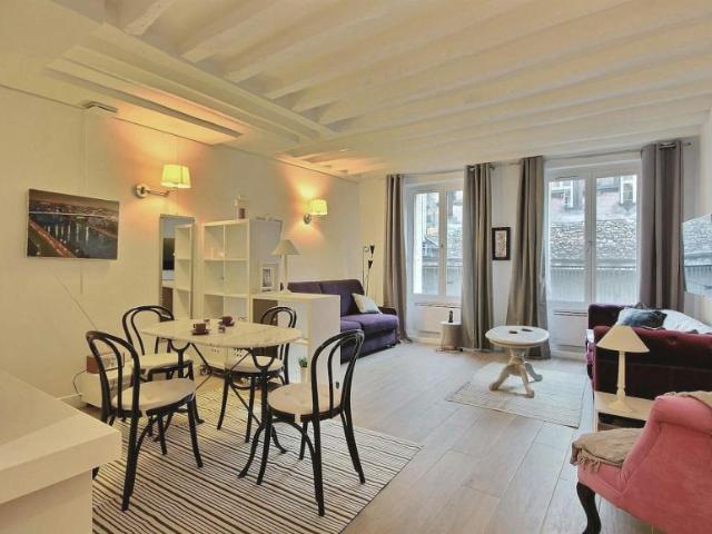 Paris Paris 75003 104784320