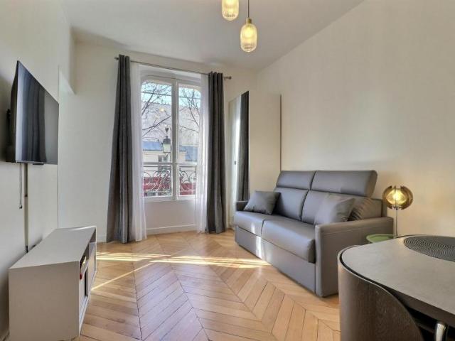 Paris Paris 75003 104825969