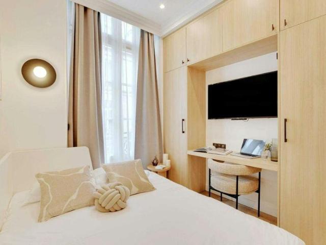 Paris Paris 75001 103613019