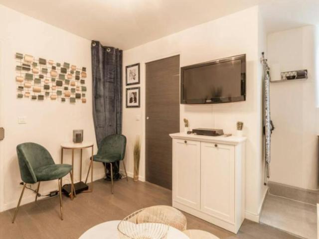 Paris Paris 75002 104783365