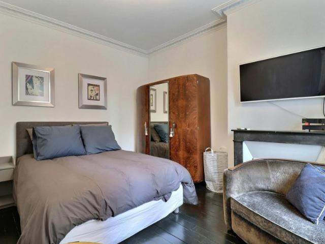 Paris Paris 75007 105861765