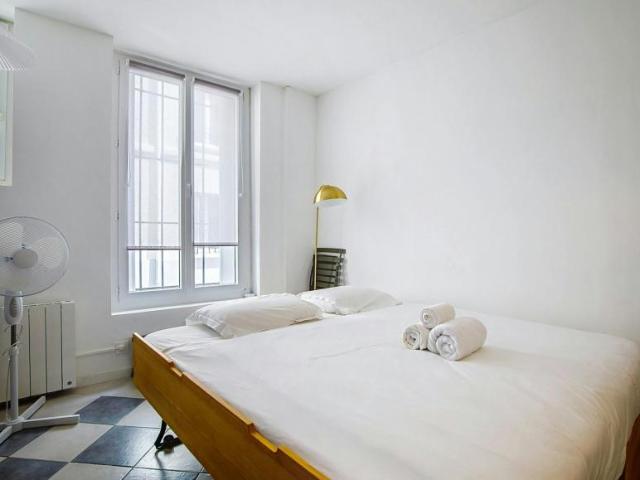 Paris Paris 75018 104712160