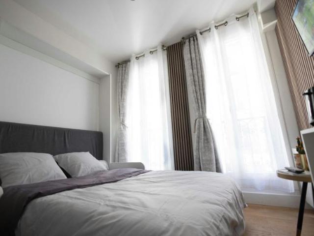 Paris Paris 75018 104865529