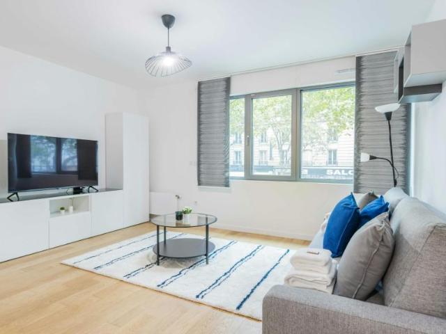Paris Paris 75019 104471945