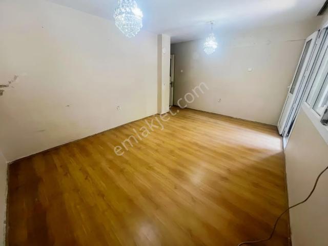 Parisadan Konak Ulubatlı Mh.de Meydan Yakınıge Satılık 2+1 Daire