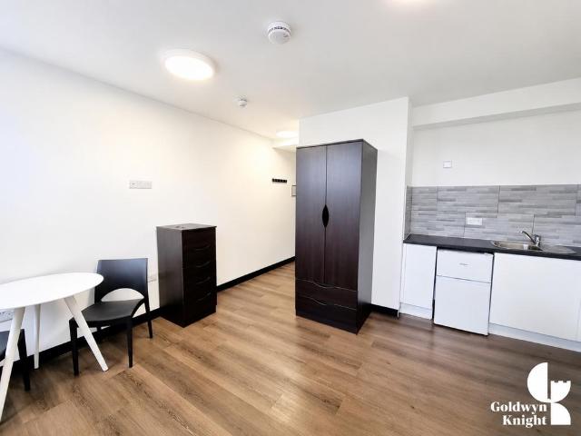 Parish Lane, London SE20 Studio to rent £1,050 pcm £242 pw