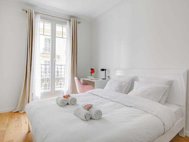 Parisian Elegance – Luxury in Daumesnil, Paris Amsterdam Apartments for Rent