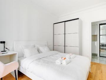 Parisian Elegance – Luxury in Daumesnil, Paris Amsterdam Apartments for Rent