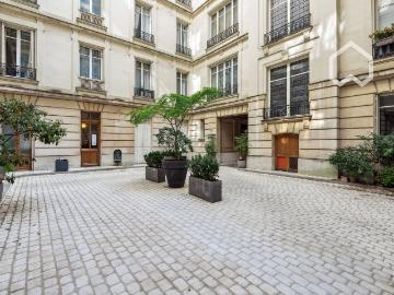 Parisian Living – 1 Bedroom Apartment near Trocadéro and Arc de Triomphe, Paris Amsterdam Apartments for Rent