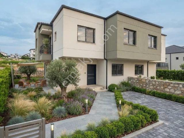 Paris'ten Çınarlı'da Site İçerisinde 6+2 Satılık Villa