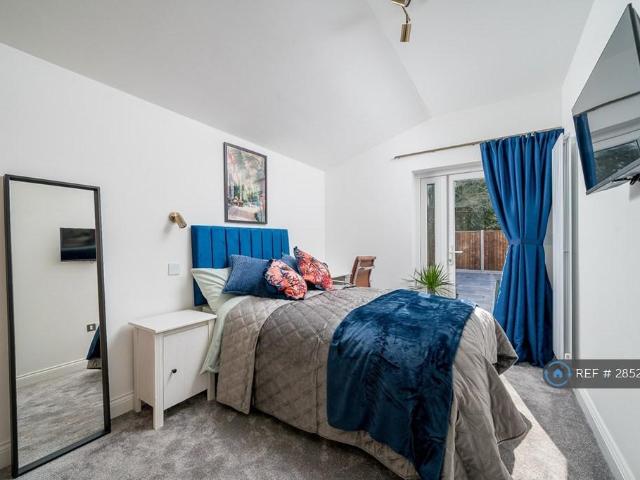 Park Avenue, Whitton, TW3 1 bed in a house share to rent £990 pcm £228 pw