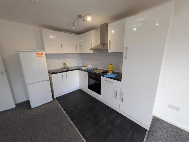 Park Avenue, Willesden Green, London NW2 2 bed flat to rent £2,100 pcm £485 pw