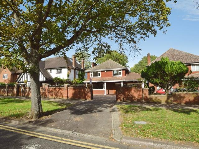 Park Avenue, Bedford MK40, 4 bed detached house to rent, £2,750 pcm | PrimeLocation